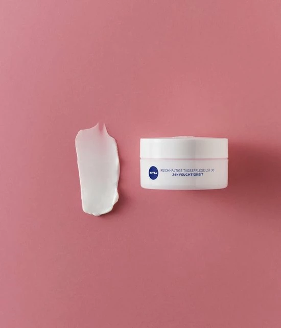 NIVEA Essentials Voedende Dagcrème Droge Huid SPF30 - 50ml 4 NIVEA Essentials Voedende Dagcrème Droge Huid SPF30 - 50ml - Afbeelding 4
